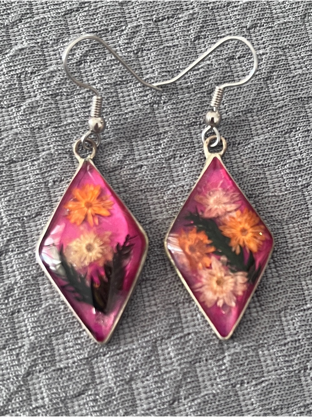 Vintage 2000s Magenta Pressed Flower Resin Diamond Dangle Earrings Y2K Indie - Picture 7 of 7